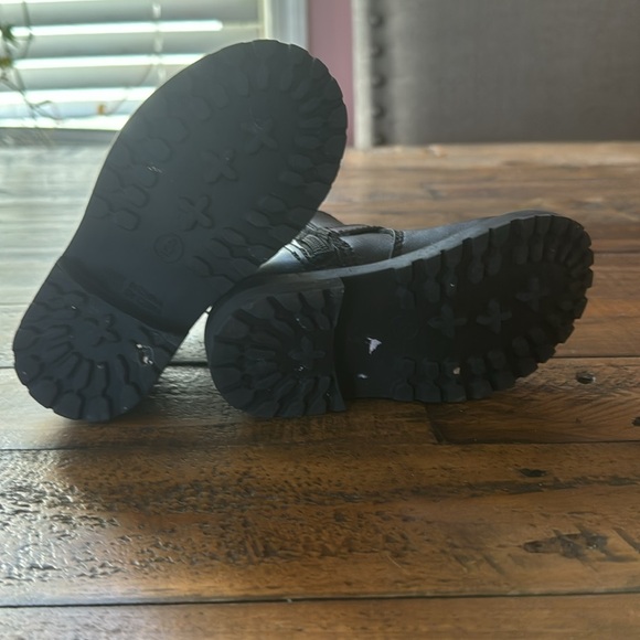 Toddler girls winter shoes bundle Size 6. - Picture 9 of 9